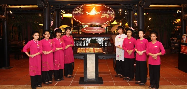nhan vien phuc vu chao khach.jpg
