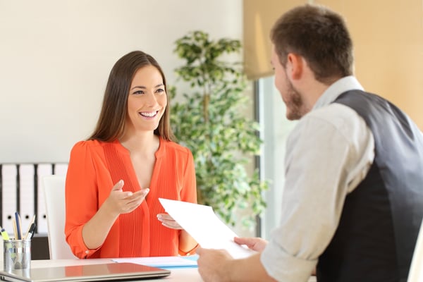 khách hàng vui vẻ ký hợp đồng