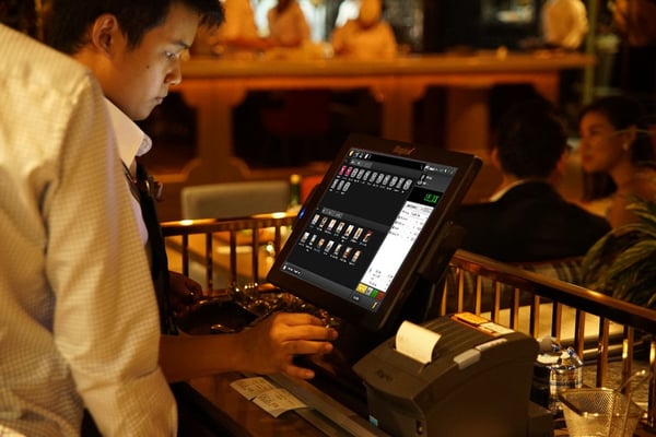 Có ít nhất 2 loại công nghệ nên đầu tư vào, đó là máy pha cafe và phần mềm quản lý bán hàng cho quán