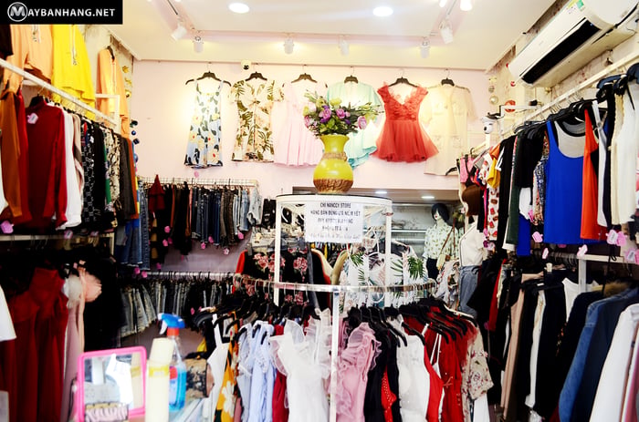 Tổng thể không gian shop thời trang