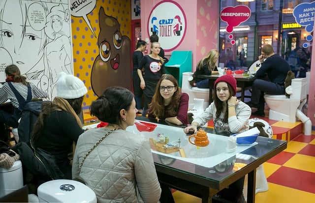 ten-goi-ky-la-quan-crazy-toilet-cafe-rat-dong-khach.jpg