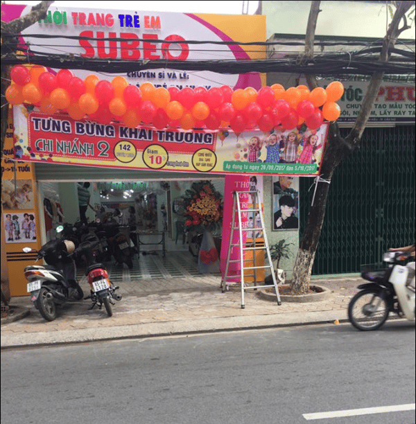 bên ngoài cửa hàng thời trang subeo