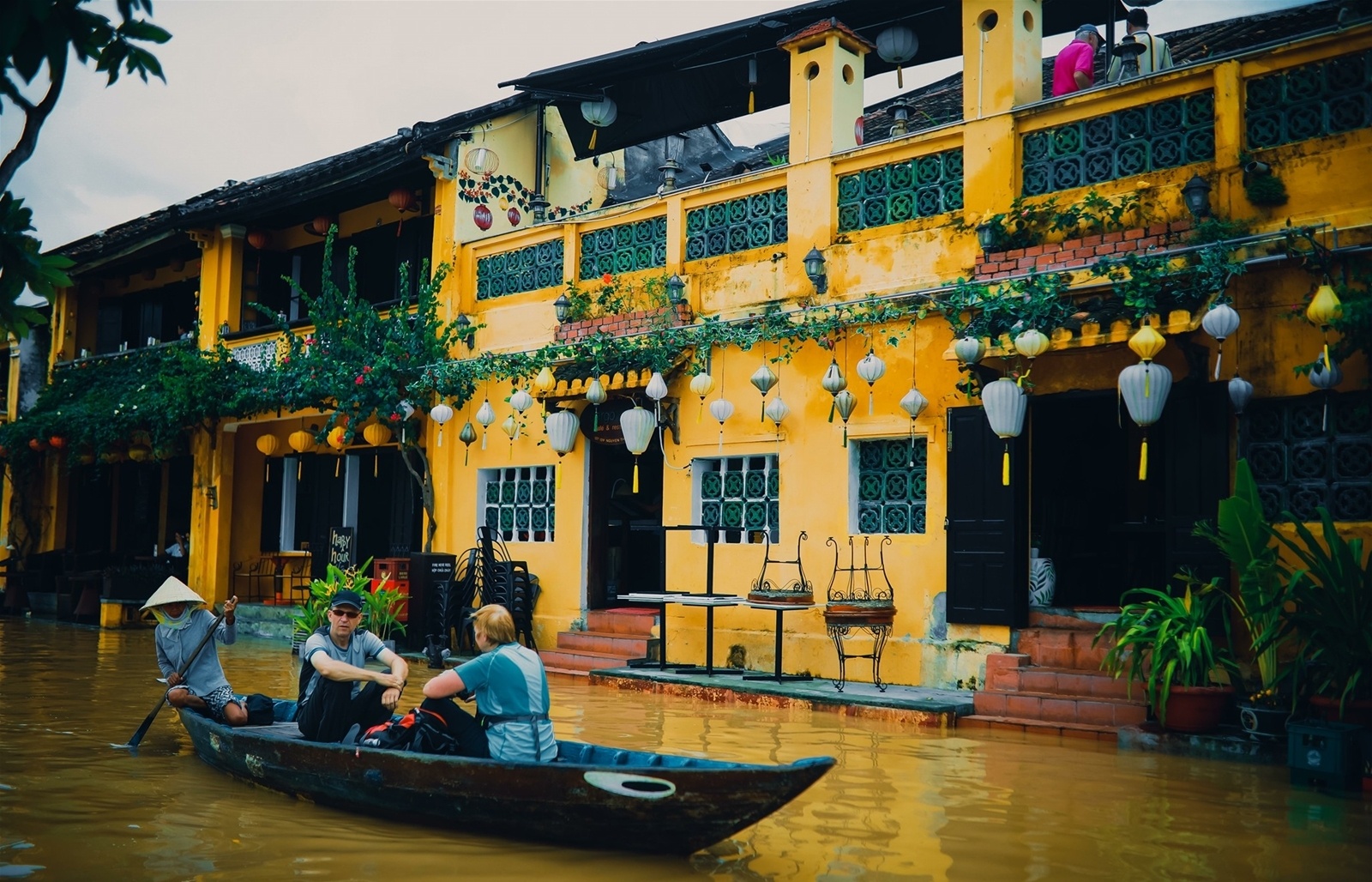 Hội An thơ mộng bất kể mưa nắng