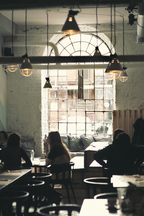 Ánh sáng bên ngoài tuyệt vời cho mọi quán cafe