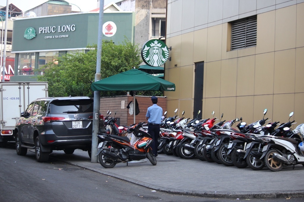 Sắp xếp xe gọn gàng, ngăn nắp ở cửa hàng cafe
