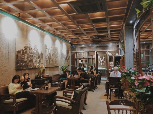 Khoảng cách lý tưởng giữa các cụm bàn ghế quán cafe là khoảng 1 mét