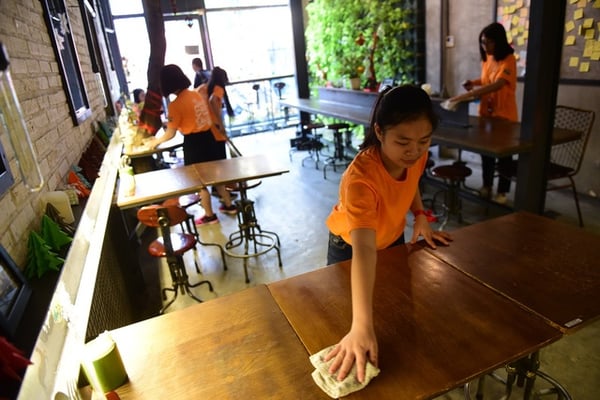 Dọn dẹp cửa hàng cafe mỗi sáng