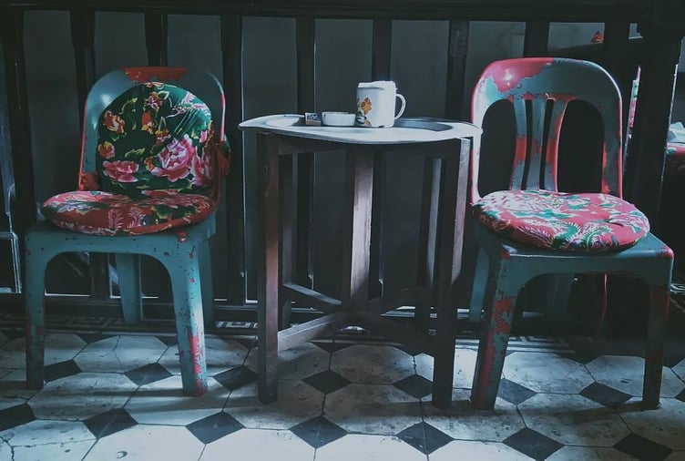 Quán cafe Cộng cà phê - ghế sắt chăn con công