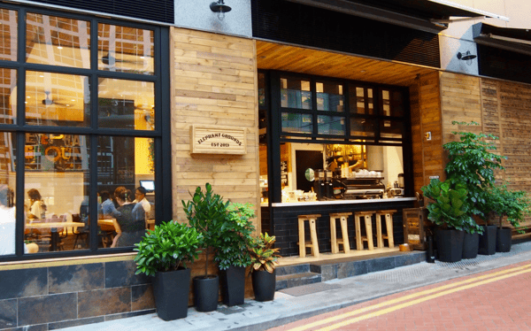 Trang trí cửa sổ kính cafe đẹp không hề dễ