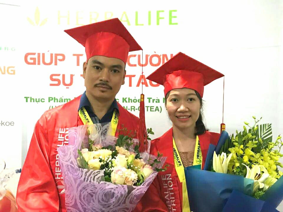 Thầy Hữu nhận bằng tuyên dương về khóa chăm sóc sức khỏe