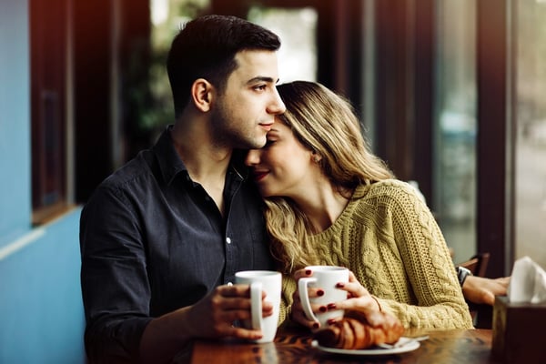 Việc chọn đúng kích thước bàn không chỉ tác động đến không gian quán, mà còn ảnh hưởng đến sự thoải mái của khách hàng