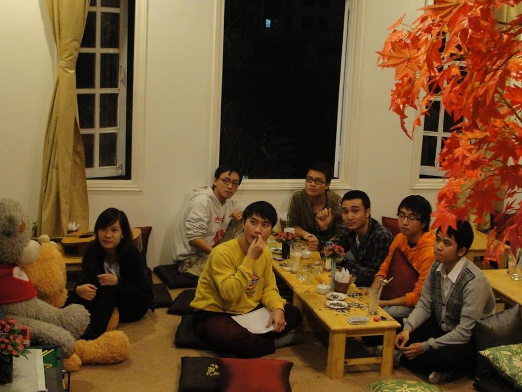 Giới trẻ thường cùng nhau tụ tập tại các quán ăn vặt