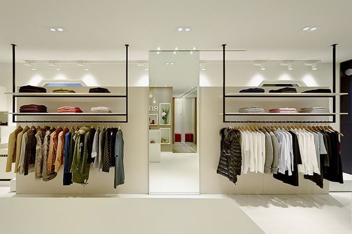 Cách sắp xếp quần áo trong shop