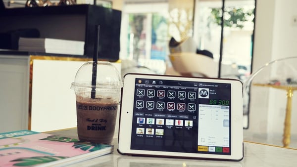 Chỉ cần một máy tính bảng để cài đặt và sử dụng phần mềm cho quán cafe