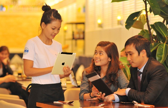 tang doanh thu quan cafe tu phong cach phuc vu 1.jpg