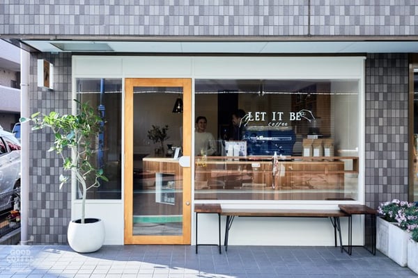 Tận dụng cửa kính để tạo cảm hứng cho khách hàng nhìn vào quán cafe