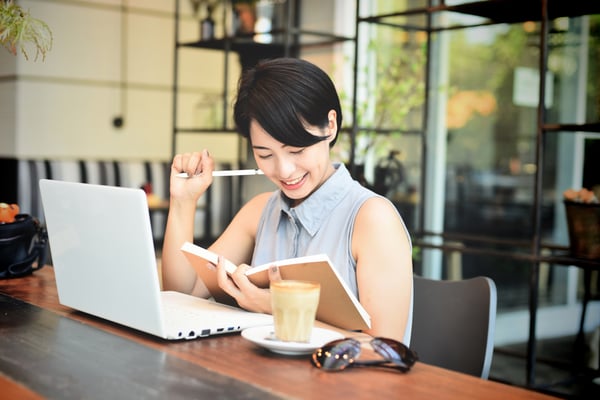 Freelancer là một trong những khách hàng tiềm năng tại cửa hàng cafe