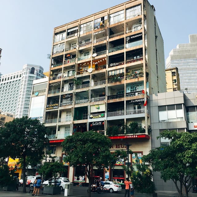 chung cu 42 nguyen hue co nhieu shop thoi trang