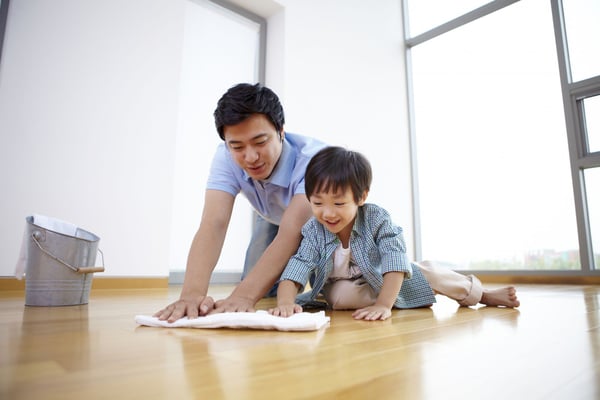 con trai và bố làm việc nhà ngày 20/10
