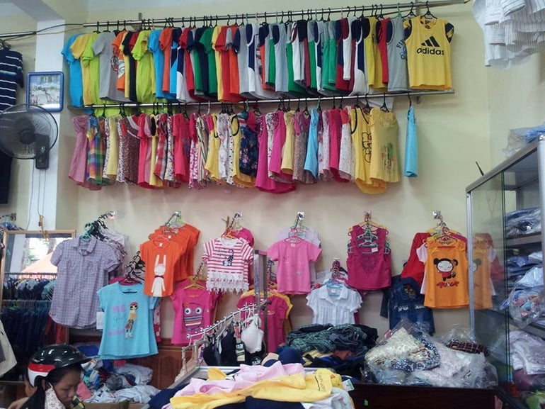 Những mặt hàng thời trang tại shop của thầy Hữu