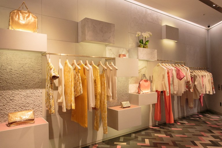 Trang thiết bị shop thời trang nào cũng cần có