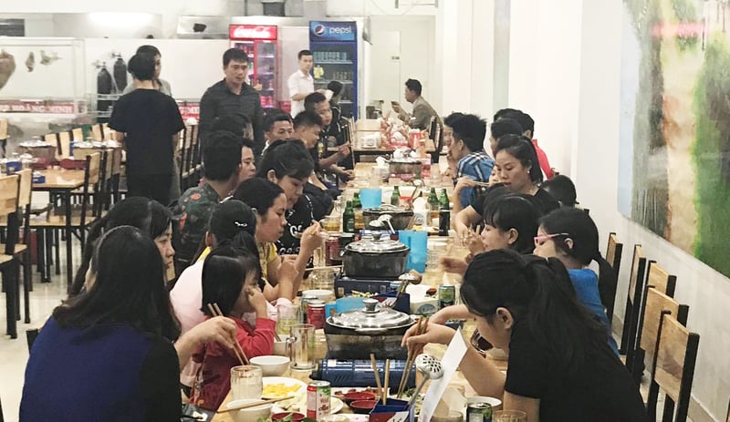 Nha-hang-vit-co-Hai-Phong-dong-khach