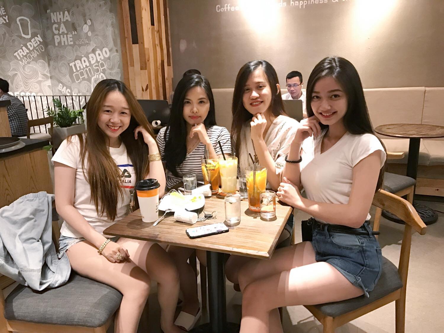Cùng bạn bè thưởng thức trà sữa đúng cách