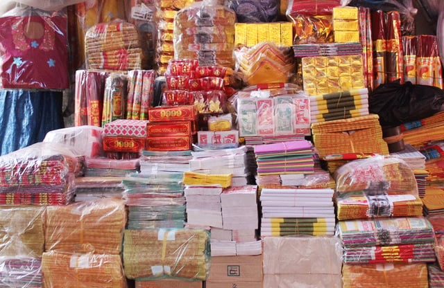 Đồ vàng mã đắt hàng trong các ngày lễ