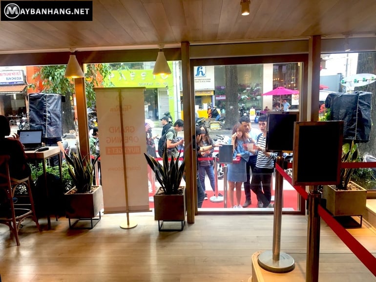 mọi người đang xếp hàng mua trà Ten Ren