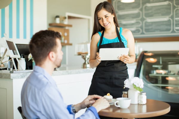 nhân viên phục vụ nhà hàng vui vẻ