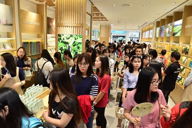 cửa hàng mỹ phẩm đông khách