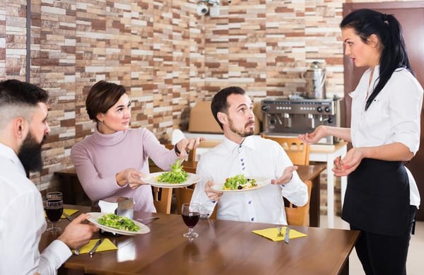 nhân viên phục vụ sai món cho khách