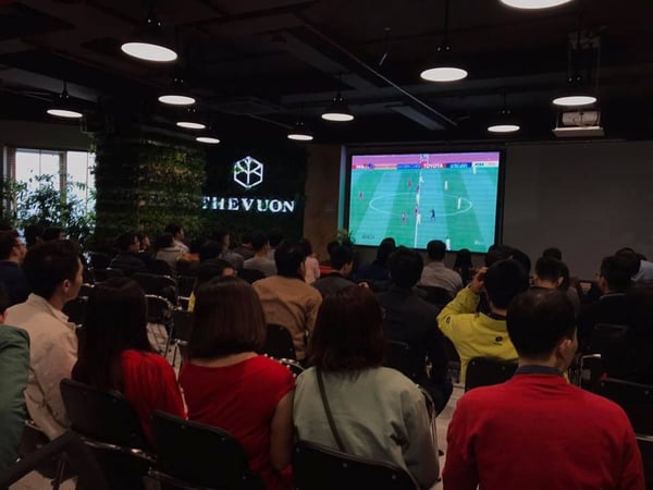 Sắp xếp bàn cho khách hàng mùa World Cup là cả một công đoạn nhiêu khê