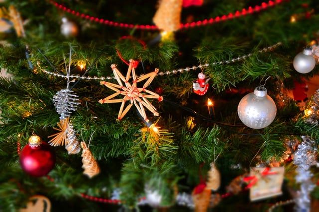 phu-kien-trang-tri-ban-chay-nhat-noel