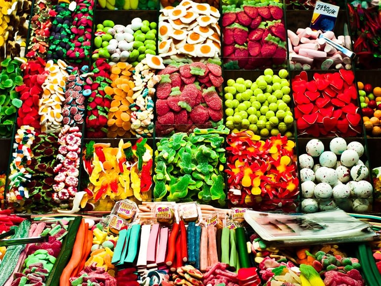 Bánh kẹo đủ màu sắc luôn là thứ mà nhà ai cũng cần có trong dịp tết