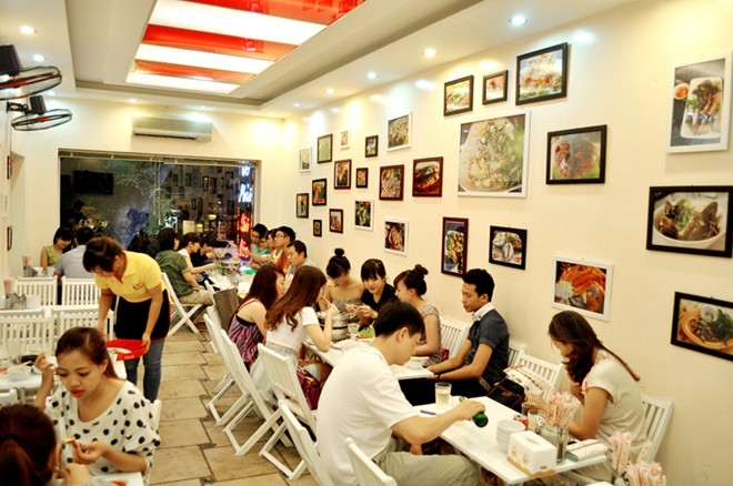 Nhân viên phục vụ quán ăn vặt