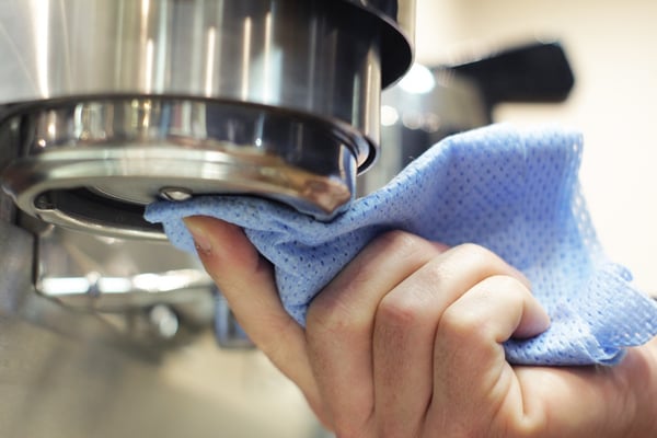 Làm sạch phần đầu vòi xả nước của máy