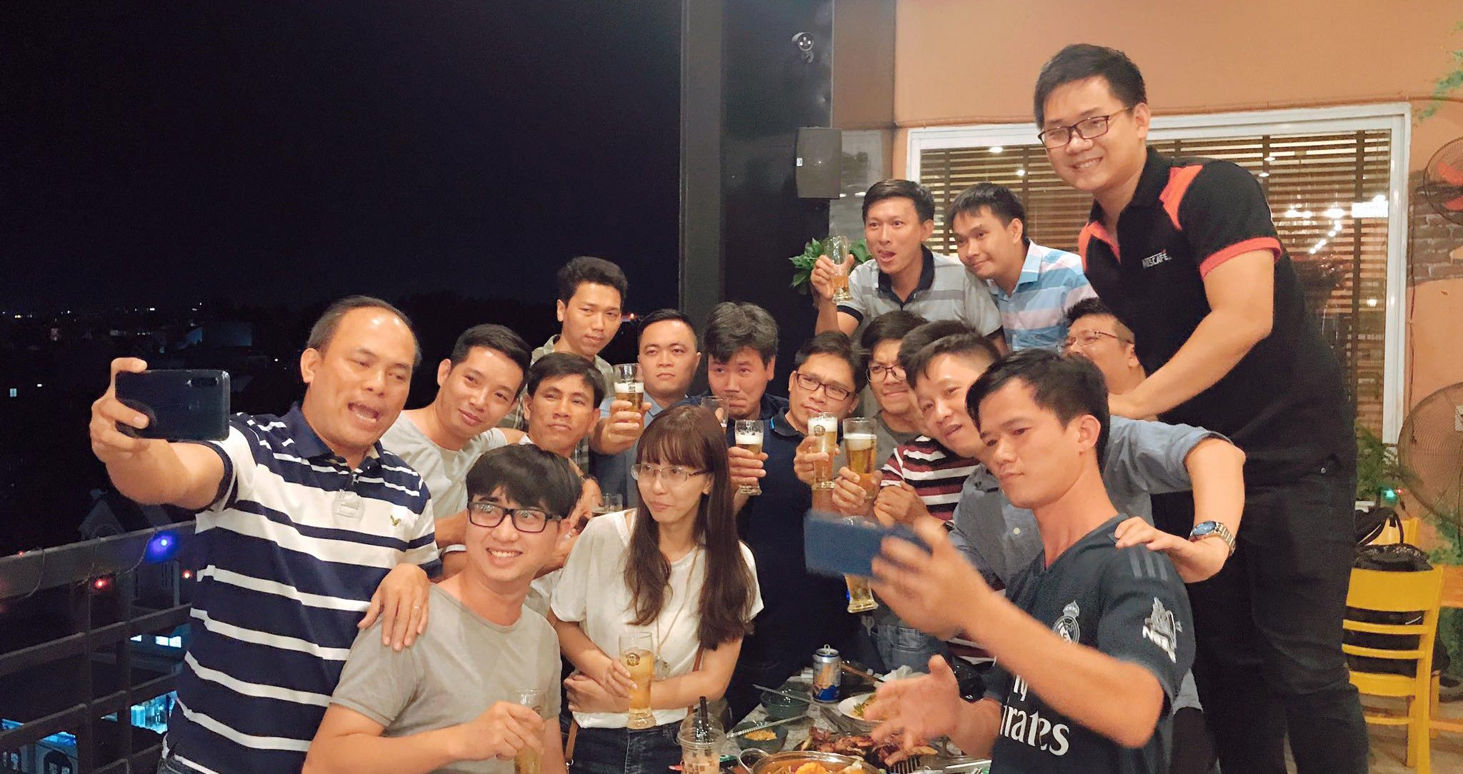Sky-rooftop-cafe-bbq-khach-hang-chup-anh