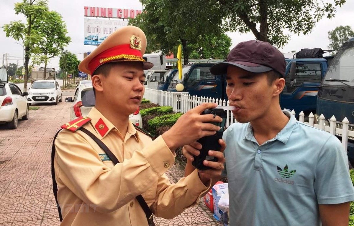 Cảnh sát phạt người uống rượu bia