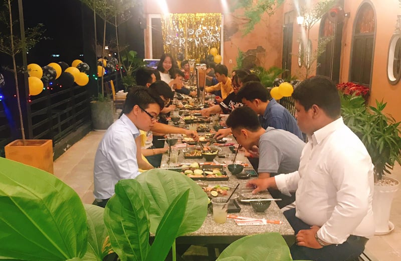 Sky-rooftop-cafe-bbq-khach-hang