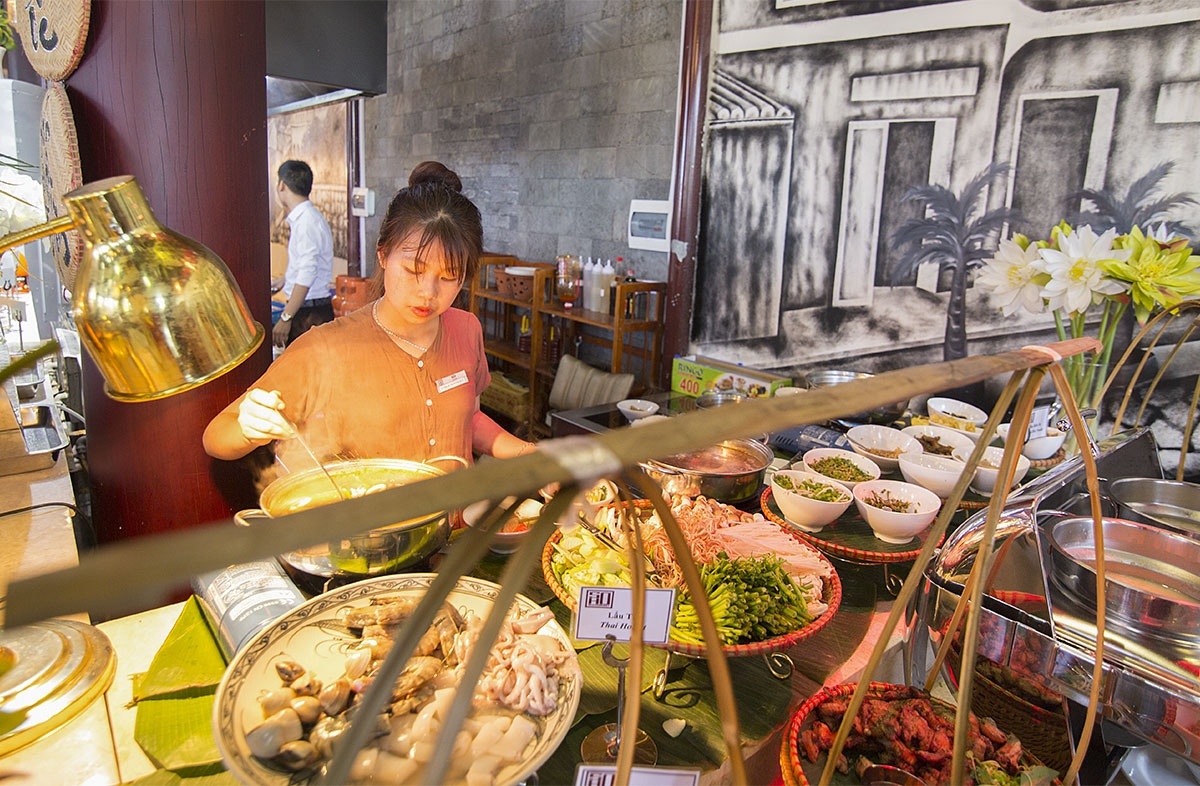 Nhân viên phục vụ tiệc buffet
