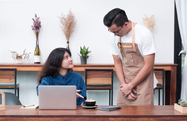 nhân viên phục vụ khách hàng khó tính