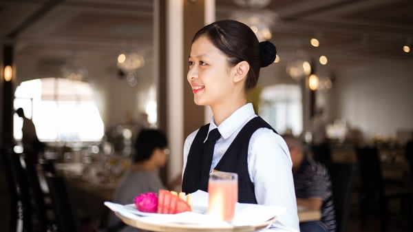 nhân viên phục vụ nhà hàng