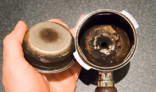 Tháo tất cả các miếng lọc, rửa sạch bằng nước ấm và xà phòng