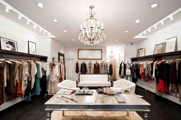 Đèn chùm sang trọng cho shop quần áo