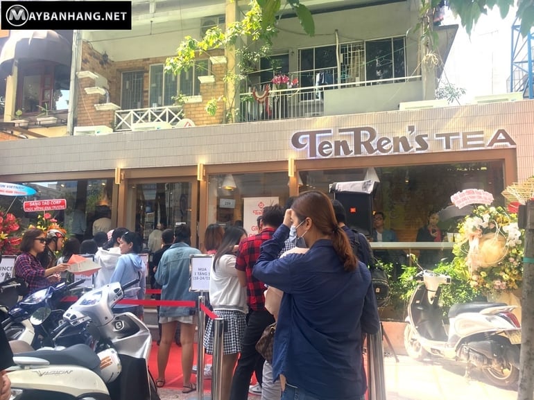 mọi người xếp hàng trước quán trà sữa Ten Ren Tea