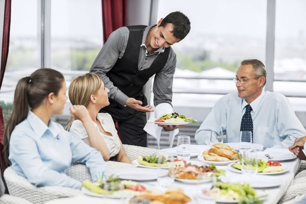 khách hàng đánh giá nhân viên phục vụ