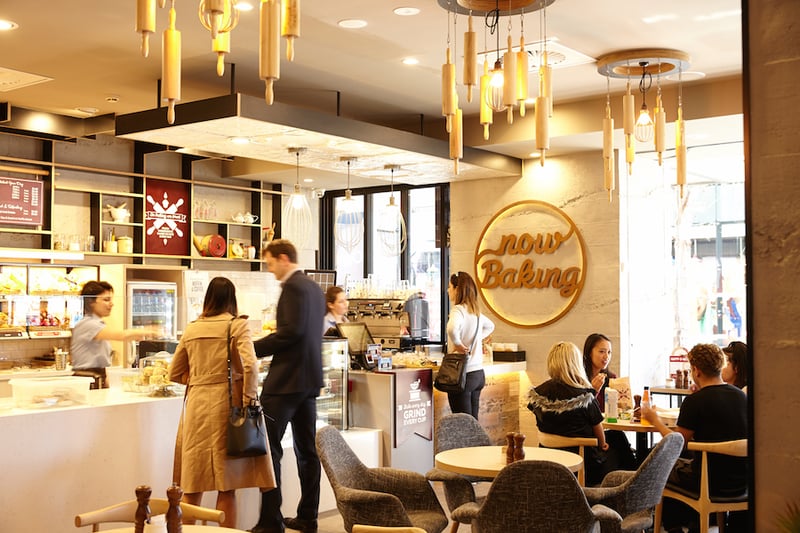 khách hàng thanh toán quán cafe