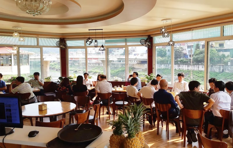 Tiamo Coffee-phuc-vu-chu-dao