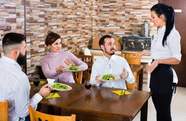 nhân viên bình tĩnh khi khách hàng cáu gắt